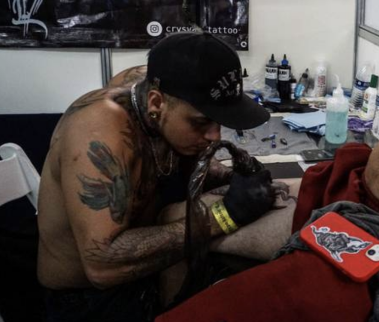 Lee más sobre el artículo Tatuajes: identidad, estigmatización y arte, un análisis de la UNAM