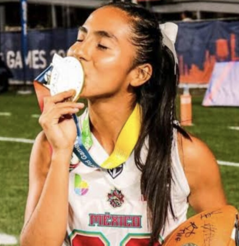 Lee más sobre el artículo Tenoch Huerta felicita a Diana Flores tras su aparición en la NFL; lo tunden en redes