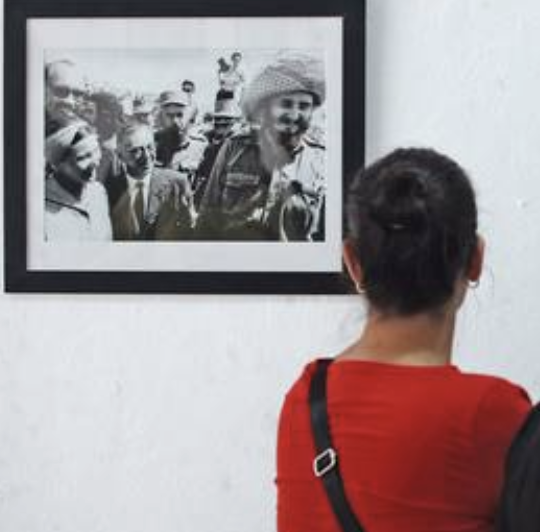 Lee más sobre el artículo Abren muestra fotográfica sobre encuentros de Castro con figuras de la cultura