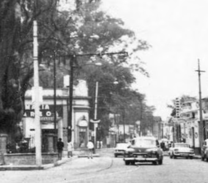 Lee más sobre el artículo La colonia del árbol de la noche triste y del antiguo colegio militar